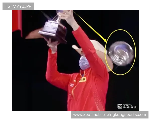 世界冠军领奖却滑倒!奖杯掉地上 世界冠军领奖却滑倒!奖杯掉地上