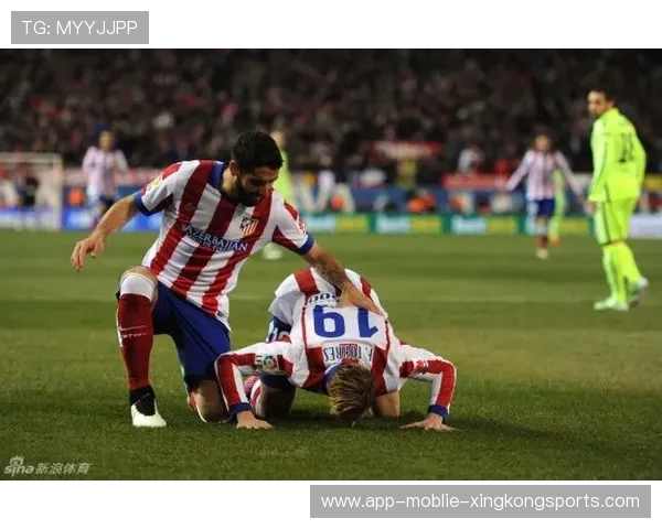 费兰托雷斯回头望月式头球让巴萨全场沸腾