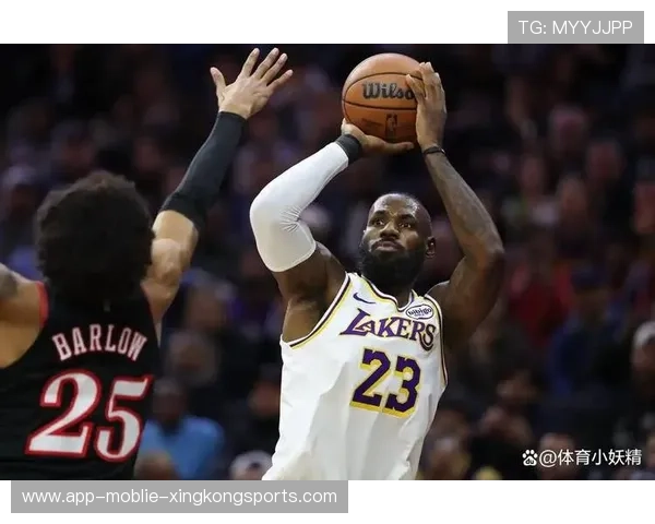 詹姆斯末节连攻得手,湖人稳住战线 詹姆斯末节连攻得手,湖人稳住战线