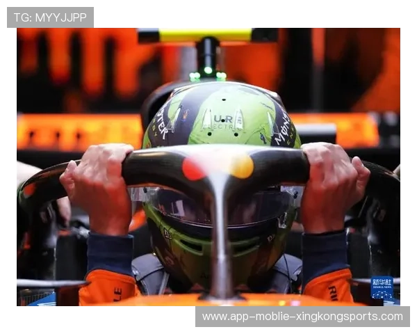 维斯塔潘加强颈部训练,为高速弯做准备 维斯塔潘加强颈部训练,为高速弯做准备