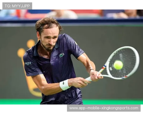 梅德韦杰夫跑动中反拍回球质量极高